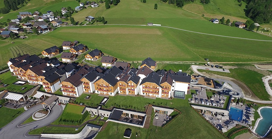 Luxuri&ouml;se Wohnwelten mit 105 Familiensuiten und zw&ouml;lf Chalet-Einheiten