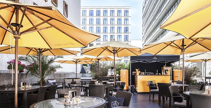 In der Summer Lounge Orange des Regent Berlin l&auml;sst sich ein Tag wunderbar ausklingen