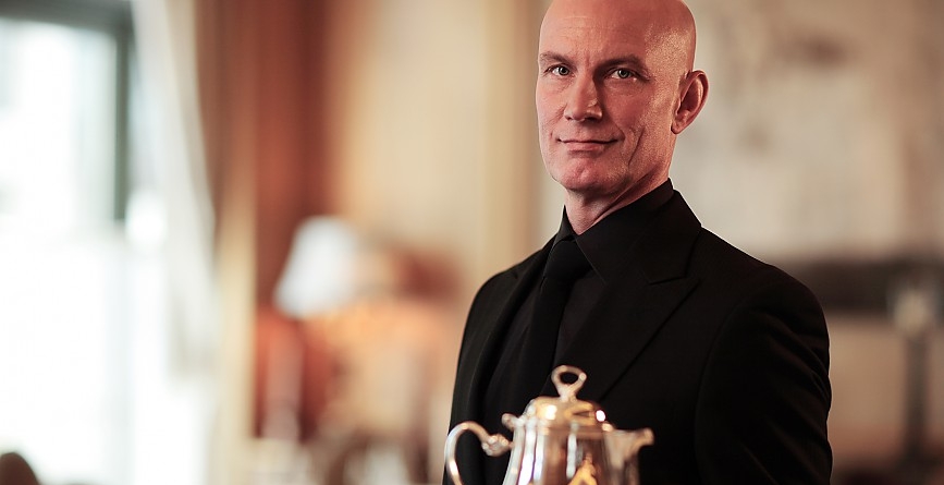 Das Regent Berlin hat mit Roland Pr&ouml;h einen zertifizierten TeaMaster Gold