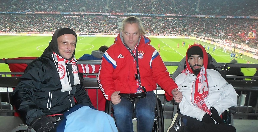 Kim Krämer, Behindertenfanbeauftragter FC Bayern München (Bildmitte) mit Piräus-Fans