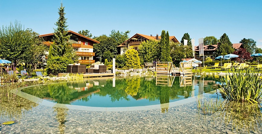 Das familiengef&uuml;hrte 5-Sterne Parkhotel Frank - der Naturpool, die Liegewiese und der Garten bieten herrliche Orte f&uuml;r Inspiration und Entspannung