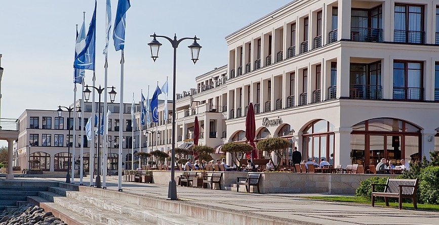 Weitl&auml;ufiges Arial und klare Architektur - Yachthafenresidenz Hohe D&uuml;ne 