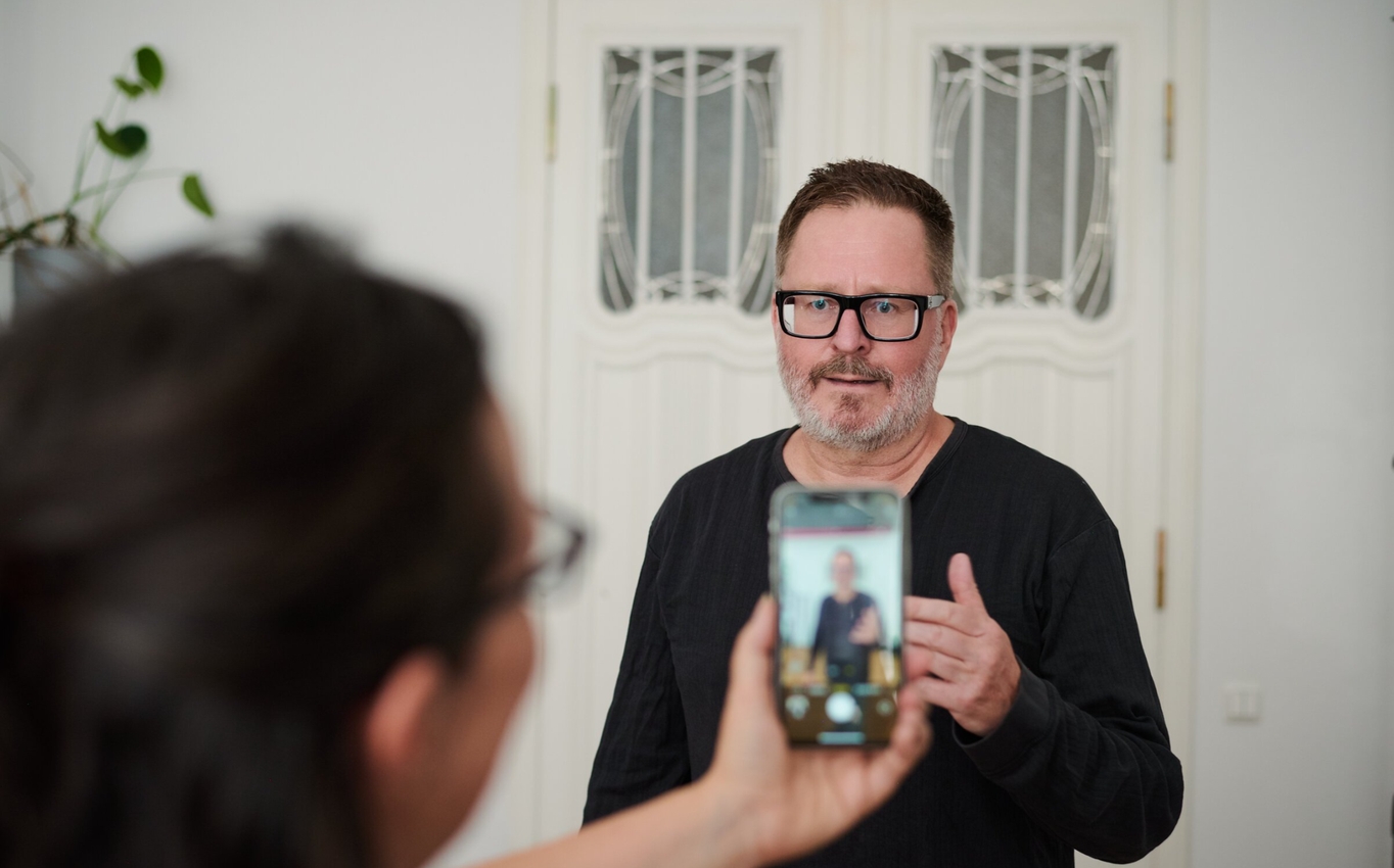 Ich komme aus der Praxis, bin tief in Theorien und Branding-Methoden eingetaucht und verbinde Beides wirkungsvoll miteinander [Quelle: Barthel Marquardt GbR/ Sofie Valentin]