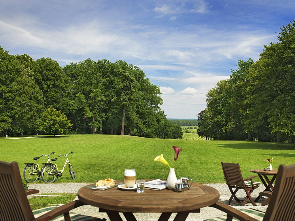 Terrasse mit Blick auf den Schlosspark [Quelle: Gerrit Meier]