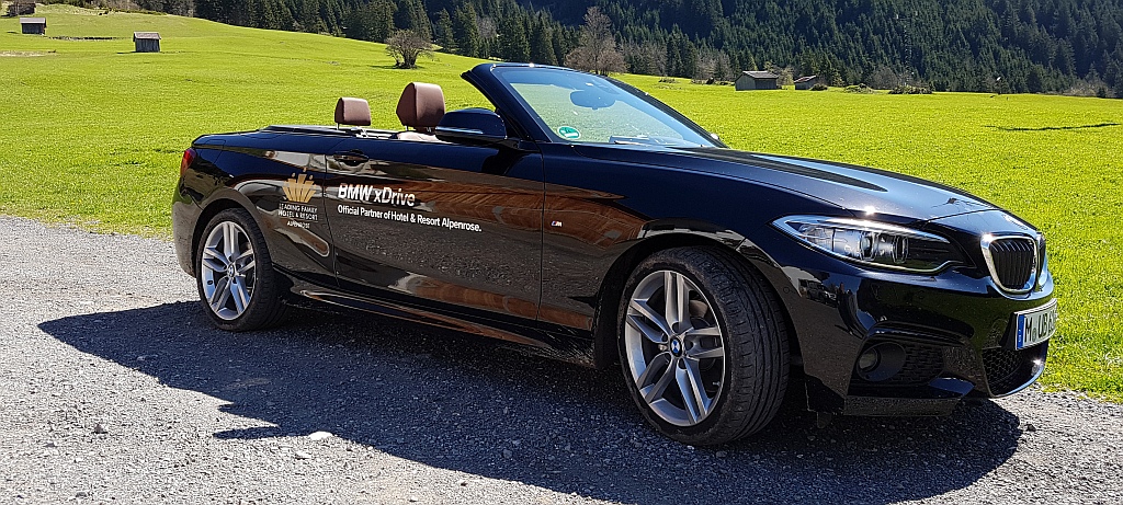 Mit dem BMW Cabrio die Umgebung erkunden [Quelle: Leading Family Hotel & Resort Alpenrose ****S]