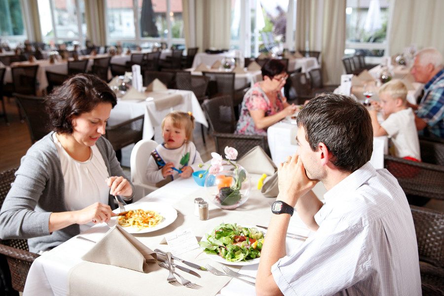 Das Restaurant ist kinderfreundlich und überrascht mit liebevoll kreierten Menüs und Buffetsmehr als kinderfreundlich [Quelle: sonnenhotel FÜRSTENBAUER]