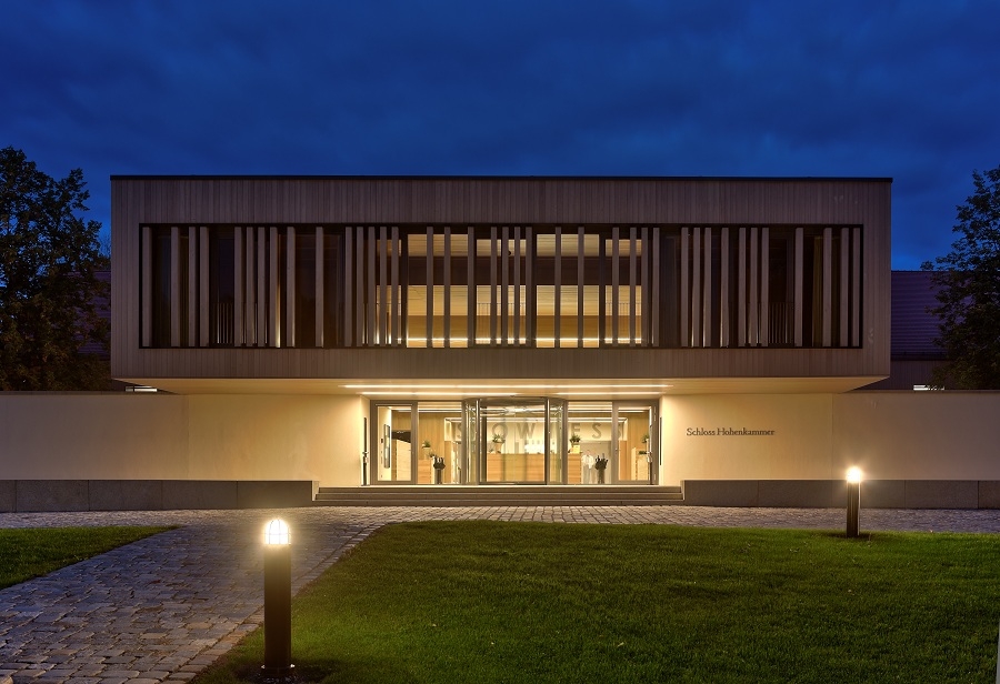 Einladend - das Hotelgebäude in modernem Stil [Quelle: Schloss Hohenkammer]