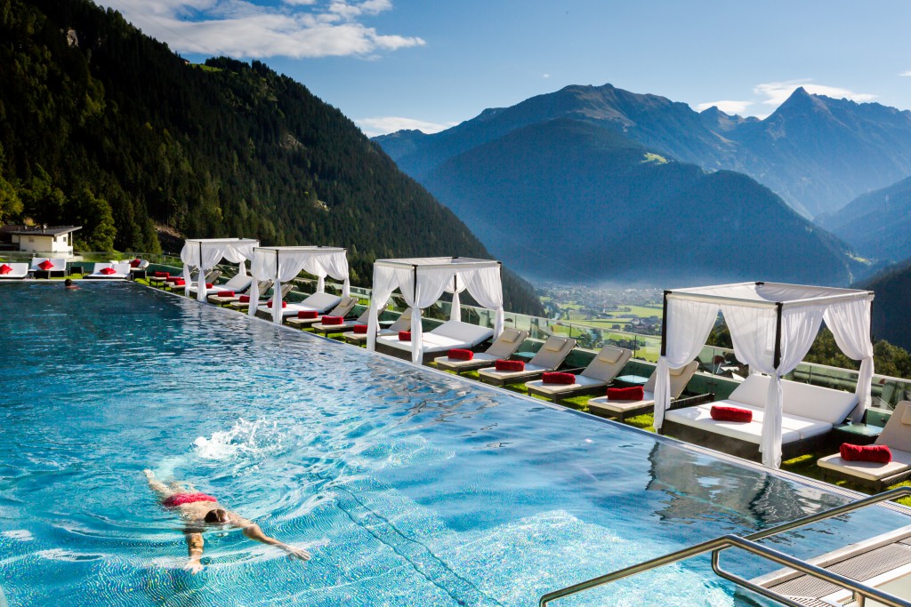 Schwimmen im Paradies - 25 Meter langes Sportschwimmbecken [Quelle: STOCK resort]