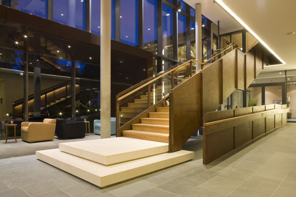 Die Lobby - Klare Linienf&uuml;hrung, Viel Naturmaterialien,  Farbkonzept in Braun- und Beige-T&ouml;nen [Quelle: FREIgeist Hotels]