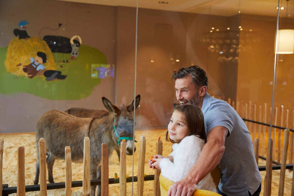 Steichelzoo direkt in der Lobby [Quelle: Leading Family Hotel & Resort Dachsteink&ouml;nig/www.360perspektiven.at]