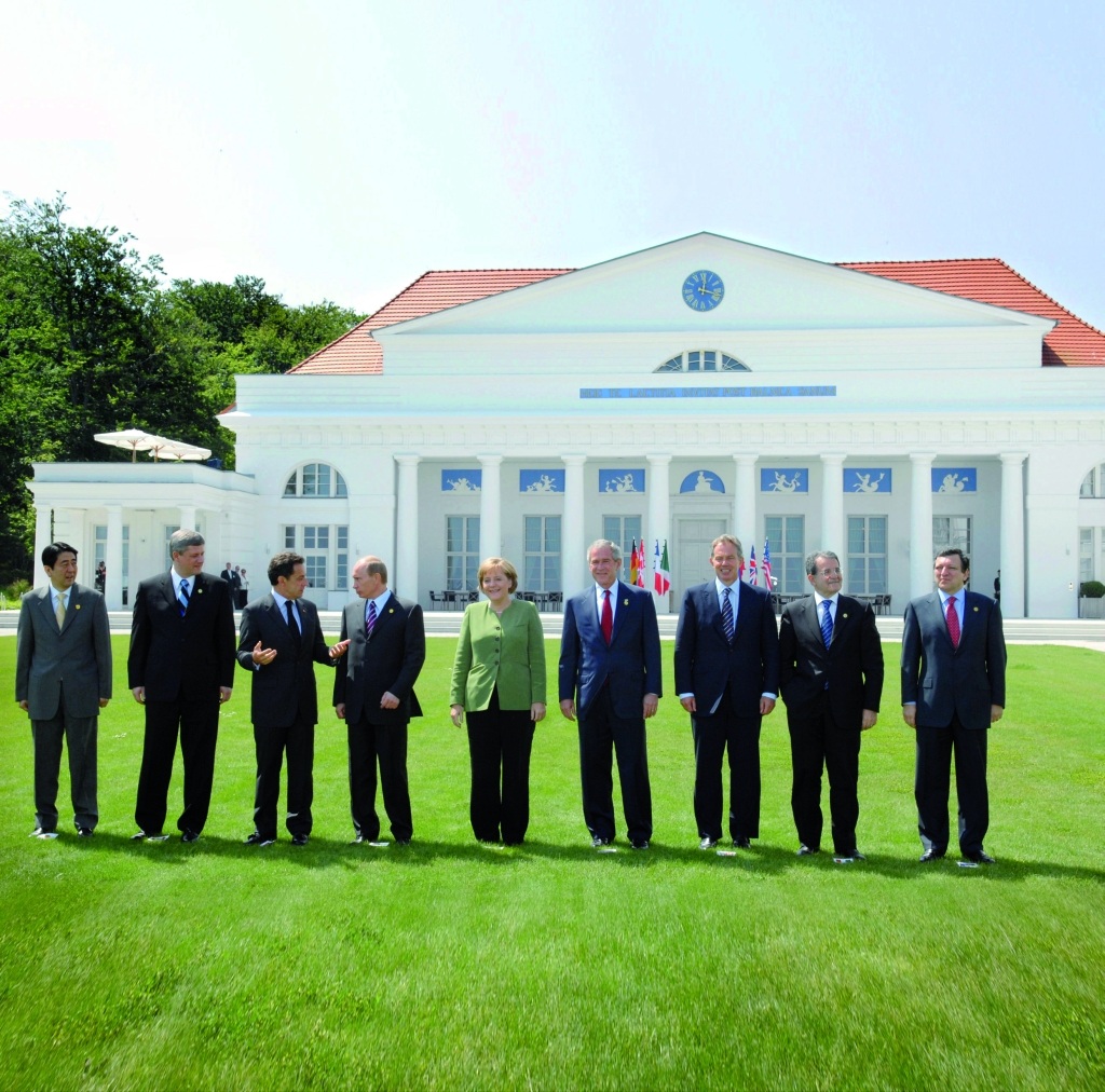 Politiker vorm Kurhaus beim G8-Gipfel 2007 in Heiligendamm [Quelle: Grand Hotel Heiligendamm]