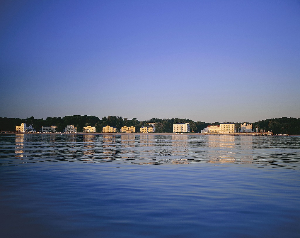 Die &bdquo;Wei&szlig;e Stadt&ldquo; vom Meer aus [Quelle: Grand Hotel Heiligendamm]