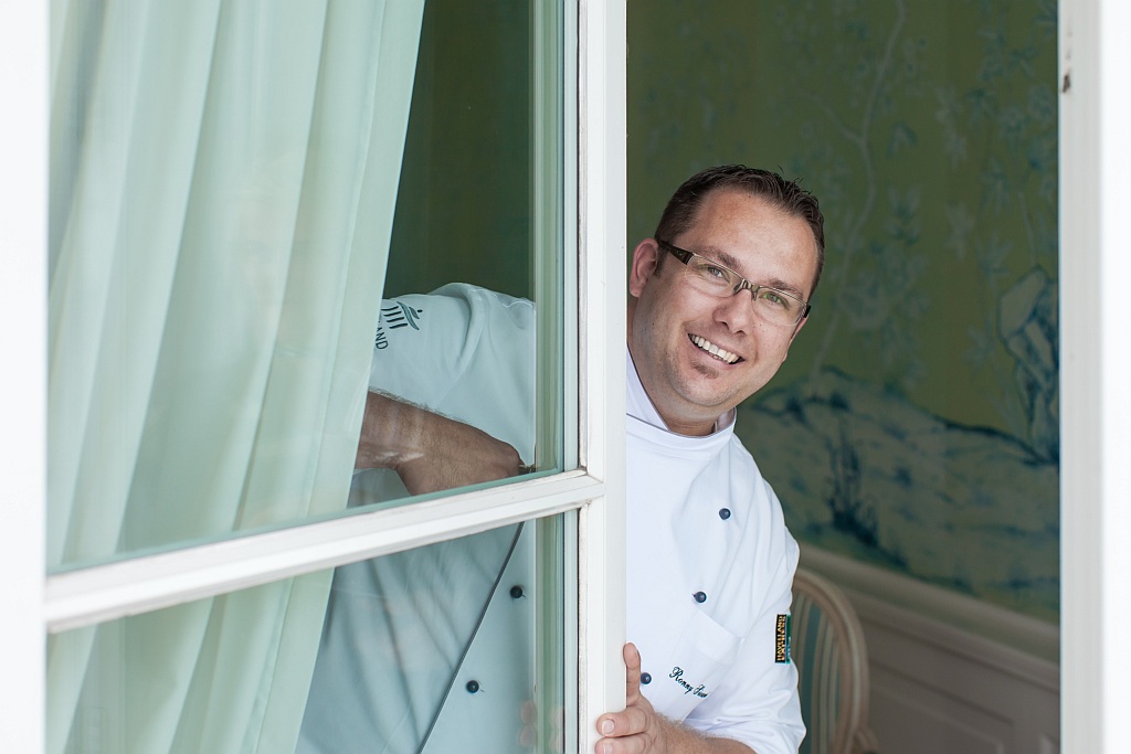 Der Sternekoch Ronny Siewert verw&ouml;hnt die Gaumen seiner G&auml;ste [Quelle: Grand Hotel Heiligendamm]