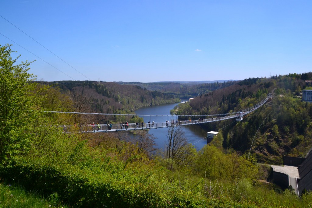 Der Harz ist mit seinen Talsperren und Seen von viel Wasser umgeben - Hier die neue H&auml;ngebr&uuml;cke &uuml;ber die Rappbodetalsperre [Quelle: Harzer Tourismusverband/A. Lehmberg]