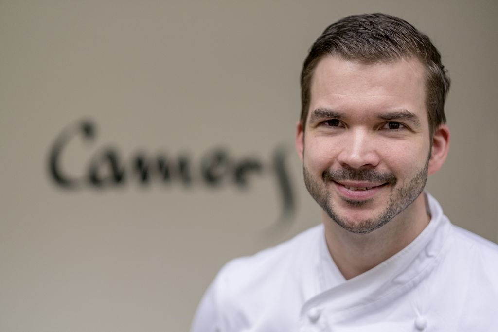 Der junge Chefkoch im Gourmet-Restaurant Camers, Florian Vogel, hat seinen ersten Michelin-Stern erhalten [Quelle: Schloss Hohenkammer GmbH]