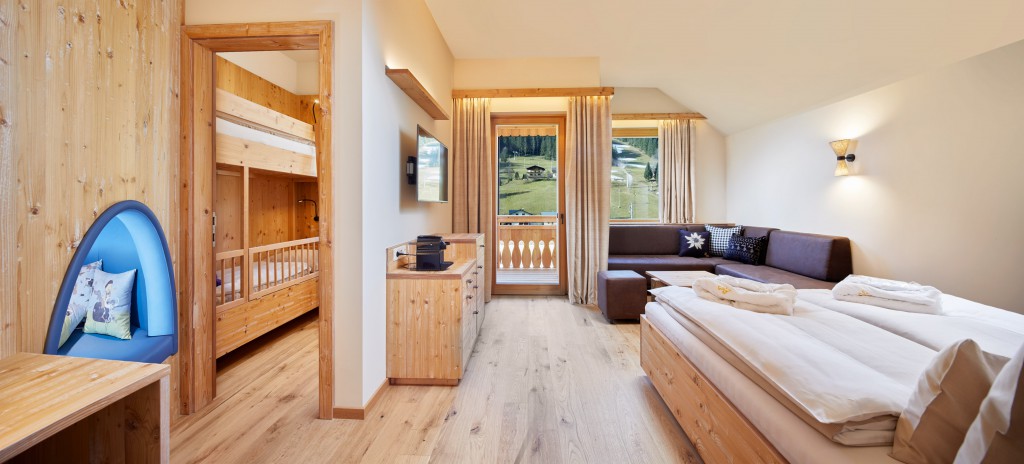 Familiensuite mit nat&uuml;rlichen Materialien [Quelle: Leading Family Hotel & Resort Dachsteink&ouml;nig/www.360perspektiven.at]