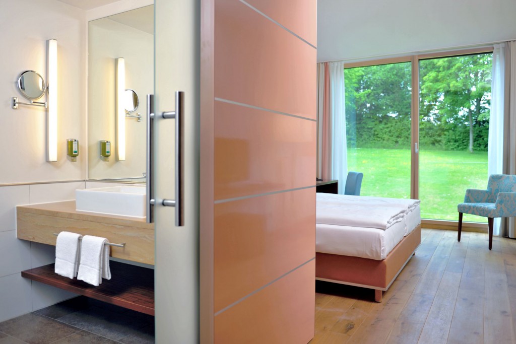 Modernit&auml;t und Wohnlihkeit - alle Zimmer mit bodentiefen Fenstern und Blick ins Gr&uuml;ne [Quelle: FREIgeist Hotels]