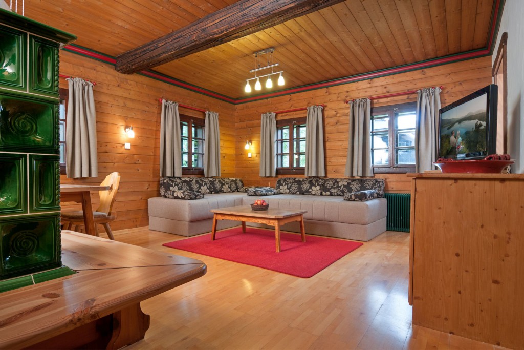 Kuschelig wohnen - Kaminofen und Familientisch_Appartements in Kärntner Bauernhaus [Quelle: Naturel Hotels]