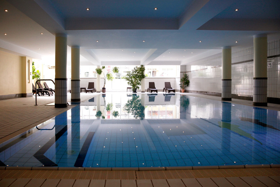 An das Schwimmbad grenzen eine Sauna und eine Liegewiese an [Quelle: sonnenhotel FÜRSTENBAUER]